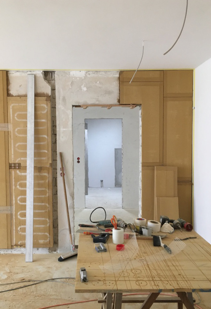 Blick vom Wohnzimmer ins Bad während des Umbaus